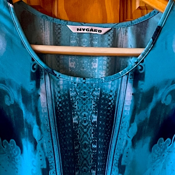 Sleeveless Top with Attached Sheer V Shape Covering - Picture 8 of 8